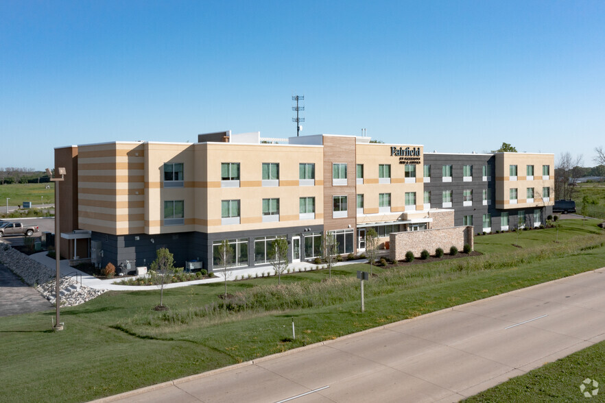 935 S Rolling Meadows Dr, Fond Du Lac, WI à vendre - Photo de l’immeuble – Image 3 sur 3