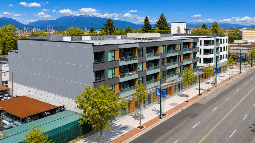 451-471 E Broadway, Vancouver, BC à vendre - Photo de l’immeuble – Image 2 sur 7