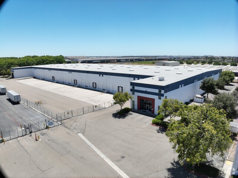 11960 S Harlan Rd, Lathrop, CA à louer – Image 2 sur 12