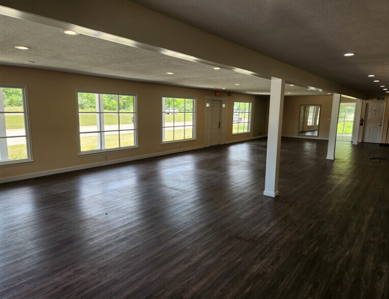 6585 Jackson Rd, Ann Arbor, MI à louer - Photo de l’immeuble – Image 3 sur 7