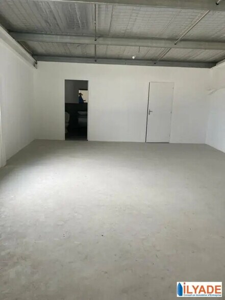 Bureau dans Gémenos à louer - Photo de l’immeuble – Image 2 sur 2