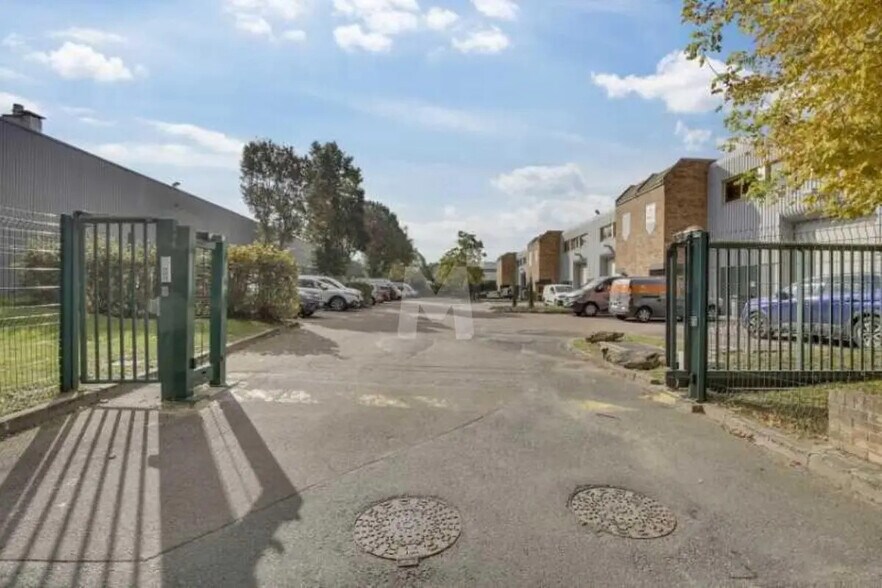 Local d’activités dans Buc à louer - Photo de l’immeuble – Image 3 sur 9