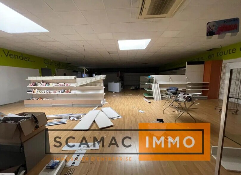 Local commercial dans Saint-Mitre-les-Remparts à louer - Photo de l’immeuble – Image 3 sur 4