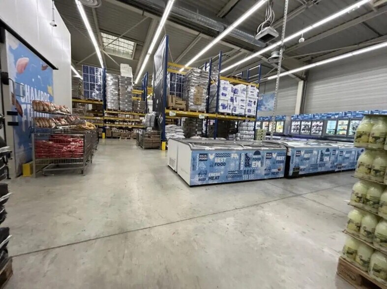 Local d’activités dans Trappes à louer - Photo de l’immeuble – Image 2 sur 4
