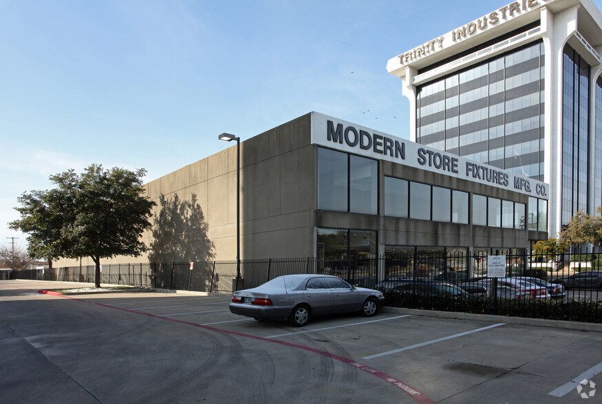 2525 N Stemmons Fwy, Dallas, TX à vendre - Photo de l’immeuble – Image 3 sur 6