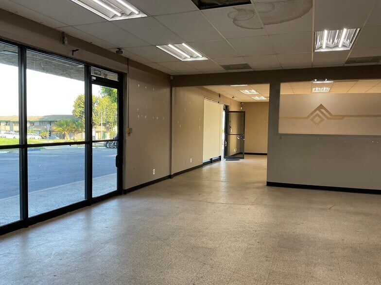 273-323 N Mountain Ave, Upland, CA à louer - Photo intérieure – Image 3 sur 13