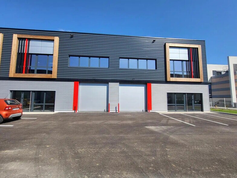 Local d’activités dans Saint-Quentin-Fallavier à louer - Photo de l’immeuble – Image 1 sur 4