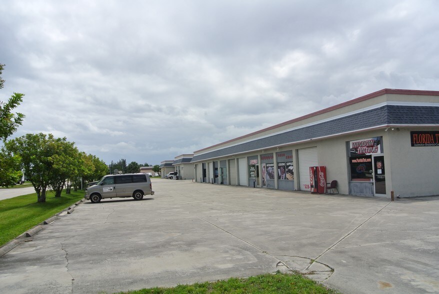 1532 SE Village Green Dr, Port Saint Lucie, FL à louer - Photo de l’immeuble – Image 2 sur 19