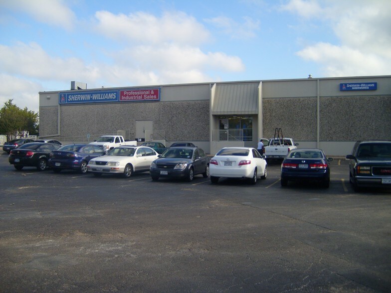 6446 Long Point Rd, Houston, TX à louer - Photo de l’immeuble – Image 3 sur 7