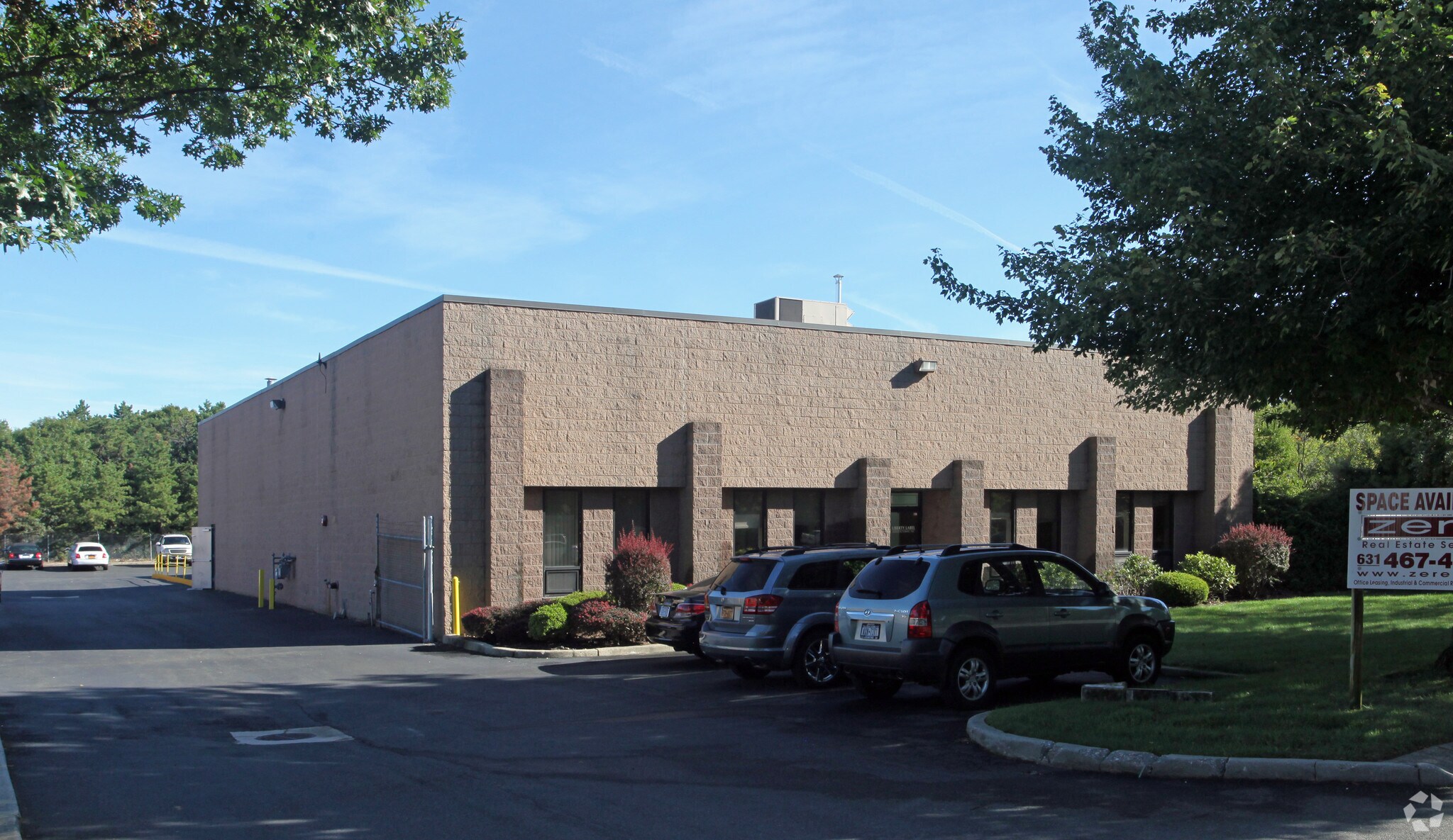 21 Peachtree Ct, Holbrook, NY à louer Photo principale– Image 1 sur 3
