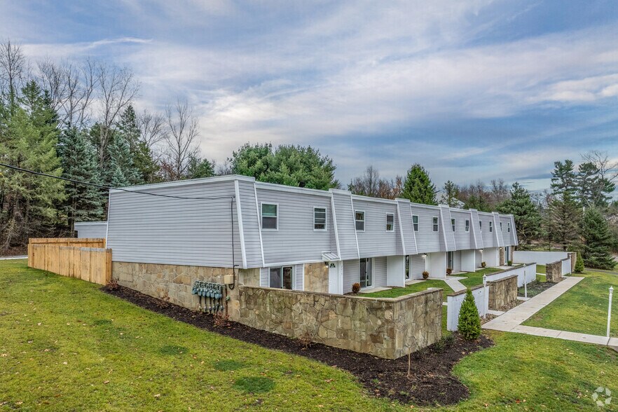 2215 Aurora Dr, Pittsburgh, PA à vendre - Photo de l’immeuble – Image 3 sur 24