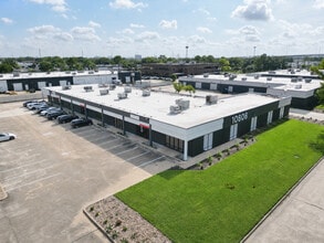 10812 Fallstone Rd, Houston, TX à louer Photo de l’immeuble– Image 1 sur 3