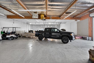 8116-8144 Deering Ave, Canoga Park, CA à louer Photo intérieure– Image 2 sur 8