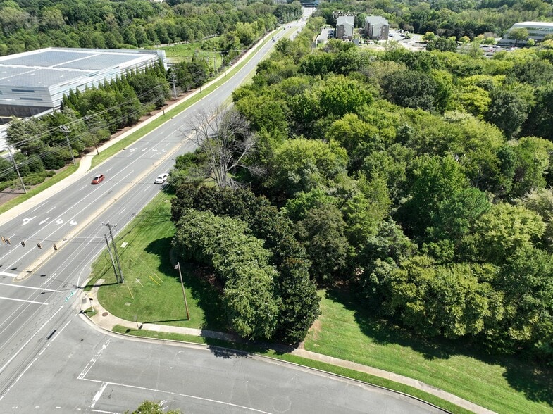 1633 Arrowood Road, Charlotte, NC à vendre - Photo principale – Image 1 sur 9