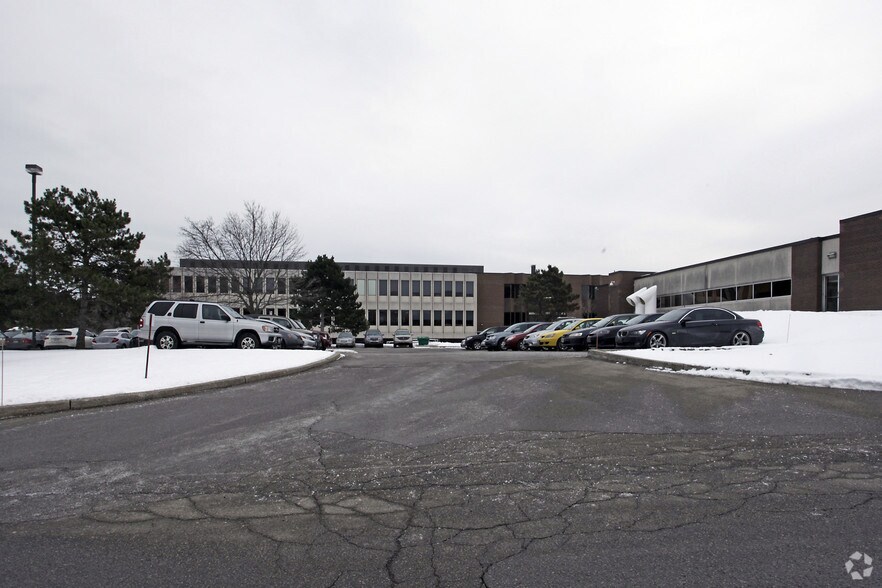 2489 N Sheridan Way, Mississauga, ON à vendre - Photo de l’immeuble – Image 3 sur 4