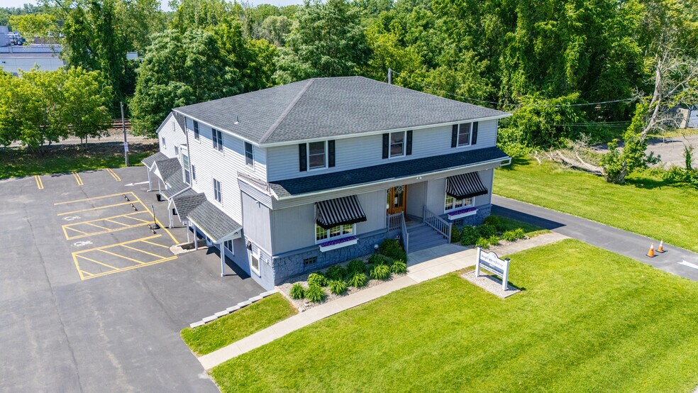 581 Whitney Rd W, Fairport, NY à vendre - Photo de l’immeuble – Image 2 sur 26