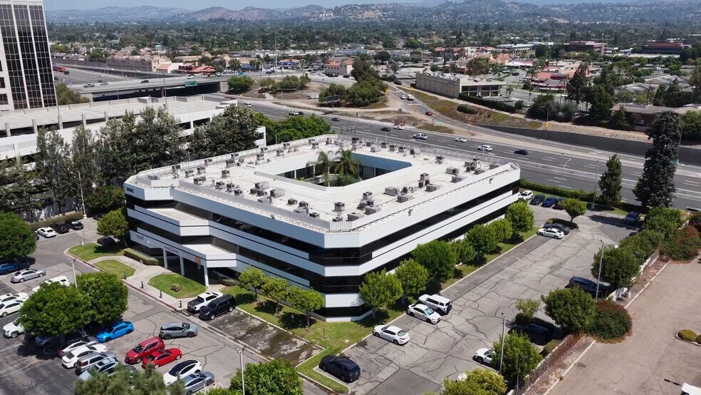 1403 N Tustin Ave, Santa Ana, CA à louer - Vidéo sur l’annonce professionnelle – Image 3 sur 12