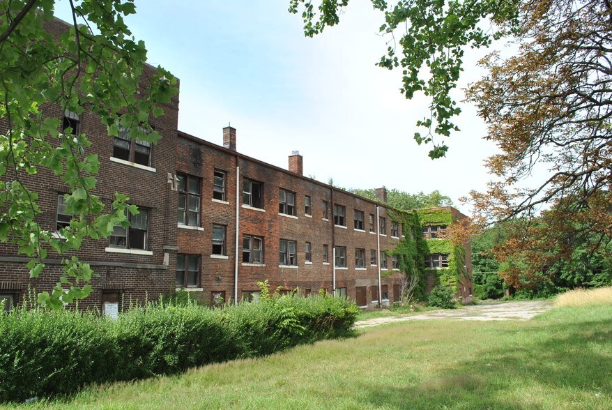 1835 Noble Rd, East Cleveland, OH à vendre - Photo de l’immeuble – Image 2 sur 12