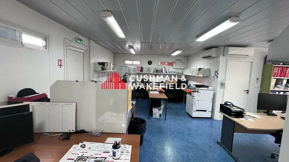 Local d'activités dans L'ISLE-JOURDAIN à vendre - Photo de l’immeuble – Image 2 sur 7