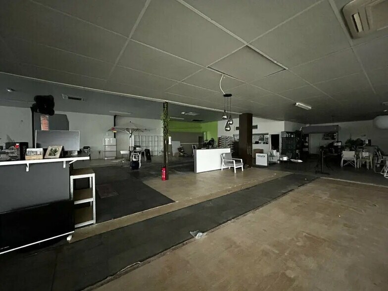 Local commercial dans à louer - Photo intérieure – Image 2 sur 3