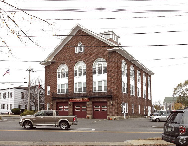 135 Maple St, Danvers, MA à vendre - Photo principale – Image 2 sur 4