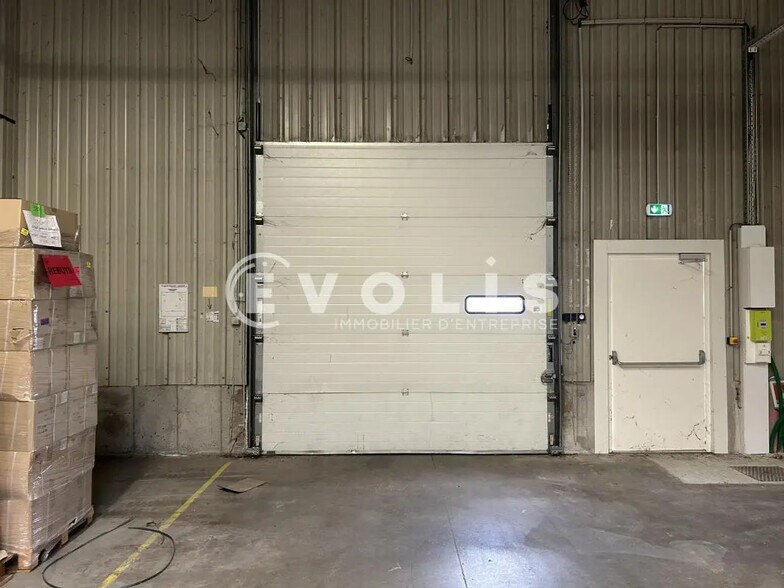 Local d’activités dans Beynost à louer - Photo de l’immeuble – Image 3 sur 5