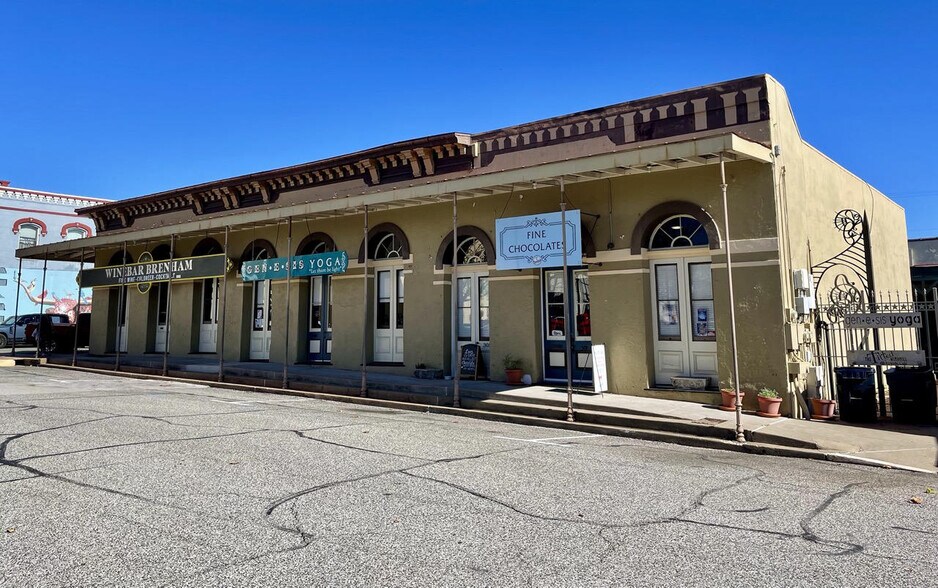 Block of South Baylor Commerce and S. St. Charles St, Brenham, TX à vendre - Photo principale – Image 1 sur 8