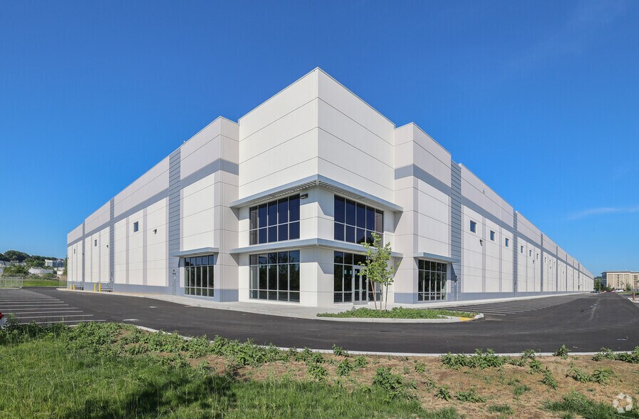 101 Lee Burbank Hwy, Revere, MA à louer - Photo de l’immeuble – Image 1 sur 17