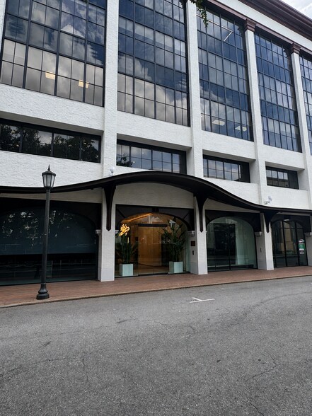 33 Bull St, Savannah, GA à louer - Photo de l’immeuble – Image 1 sur 3