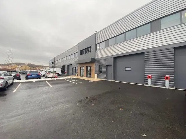 Local d’activités dans Frépillon à louer Photo de l’immeuble– Image 1 sur 12