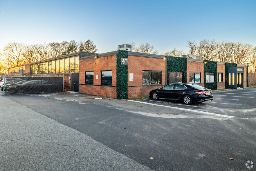 30 Commercial Ct, Plainview, NY à louer - Photo principale – Image 1 sur 22