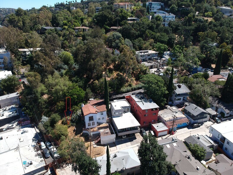3643 Fredonia Dr, Los Angeles, CA à vendre - Photo de l’immeuble – Image 2 sur 9