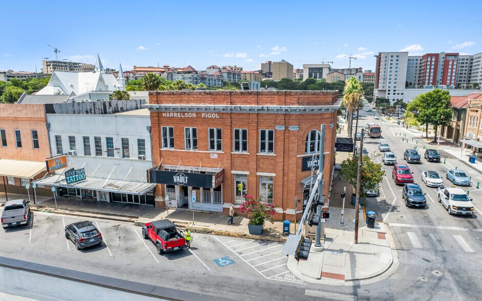 100 W Hopkins St, San Marcos, TX à vendre - Photo de l’immeuble – Image 2 sur 11