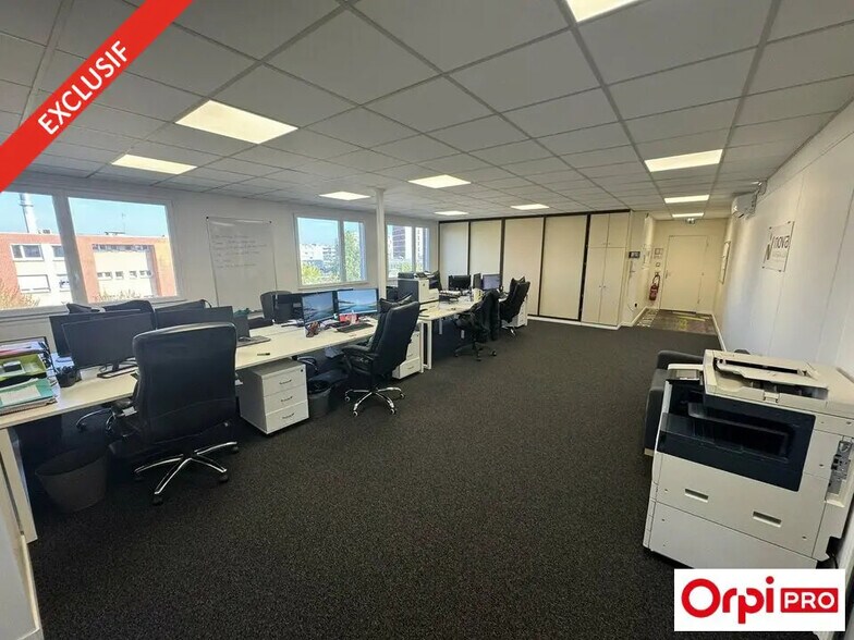 Bureau dans Évry-Courcouronnes à vendre - Photo de l’immeuble – Image 1 sur 8