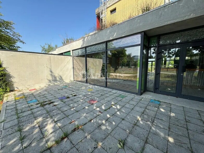 Local commercial dans Champs-sur-Marne à vendre - Photo de l’immeuble – Image 2 sur 10