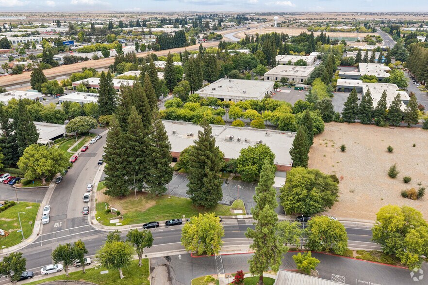 11130 Sun Center Dr, Rancho Cordova, CA à vendre - Aérien – Image 1 sur 26