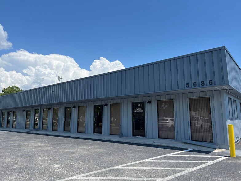 5686 Youngquist Rd, Fort Myers, FL à louer - Photo de l’immeuble – Image 1 sur 4