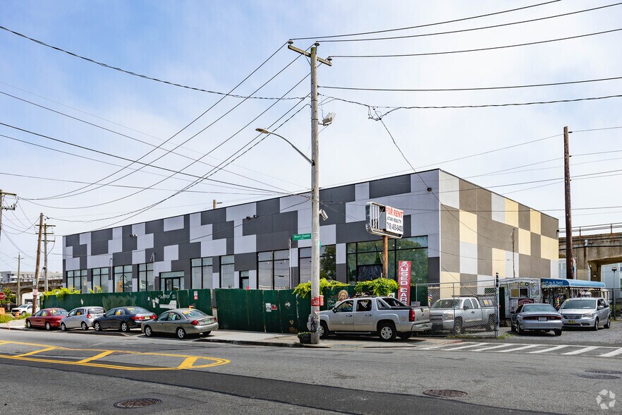 7305 Beach Channel Dr, Far Rockaway, NY à louer - Photo de l’immeuble – Image 2 sur 4
