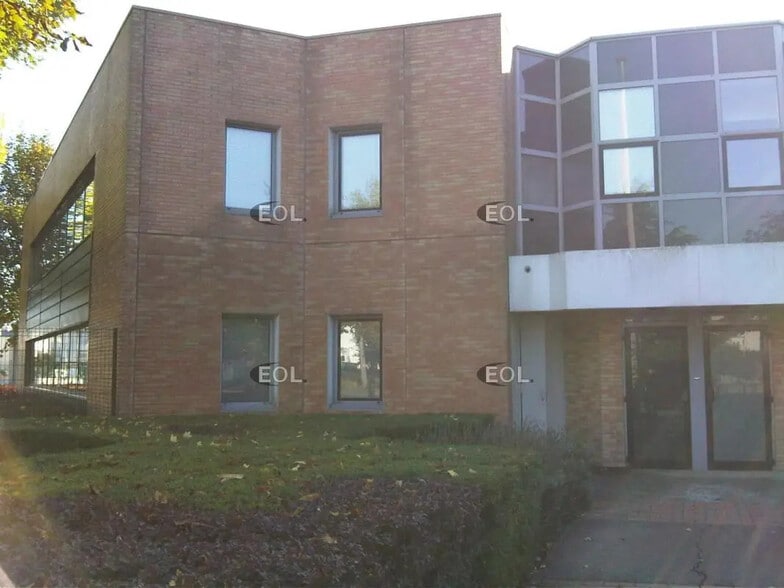 Local d’activités dans Chelles à louer - Photo de l’immeuble – Image 2 sur 2