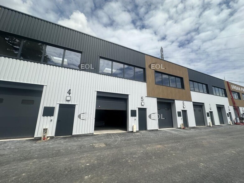 Local d’activités dans Neuilly-Plaisance à louer - Photo de l’immeuble – Image 3 sur 14
