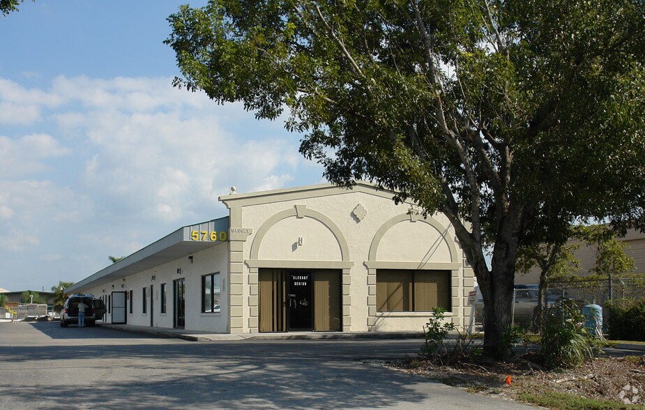 5760 Shirley St, Naples, FL à vendre - Photo de l’immeuble – Image 2 sur 5