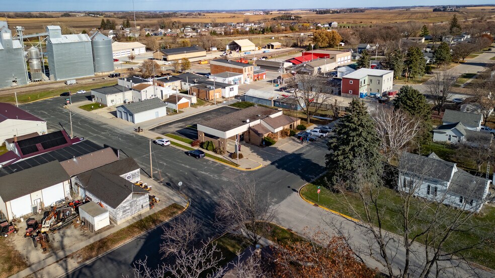 27 2nd St SW, Eyota, MN à louer - Photo de l’immeuble – Image 2 sur 10