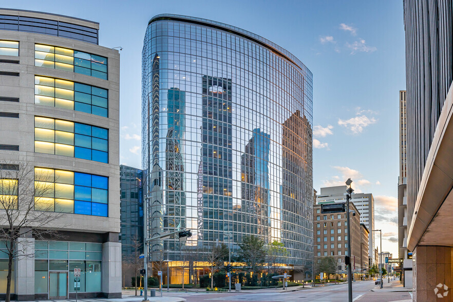 1111 Travis St, Houston, TX à louer - Photo de l’immeuble – Image 1 sur 5
