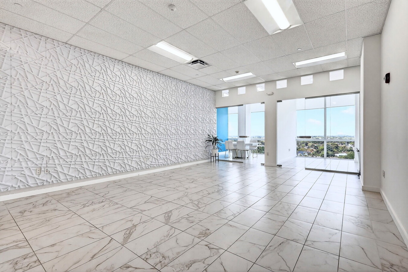 20200 W dixie Hwy, Aventura, FL 33180 - Lot 901 -  - Photo intérieure - Image 1 of 31