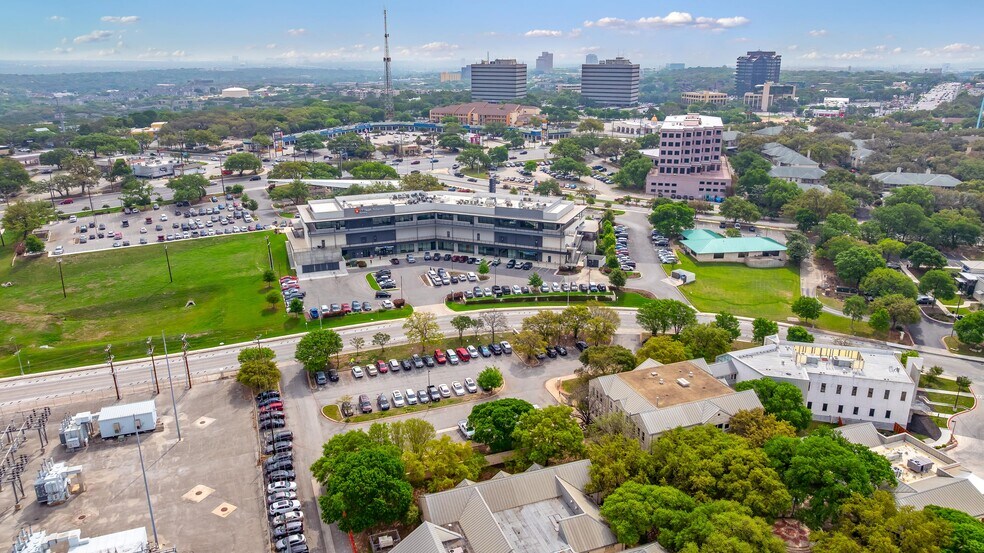 8435 Wurzbach Rd, San Antonio, TX à vendre - Photo de l’immeuble – Image 3 sur 15