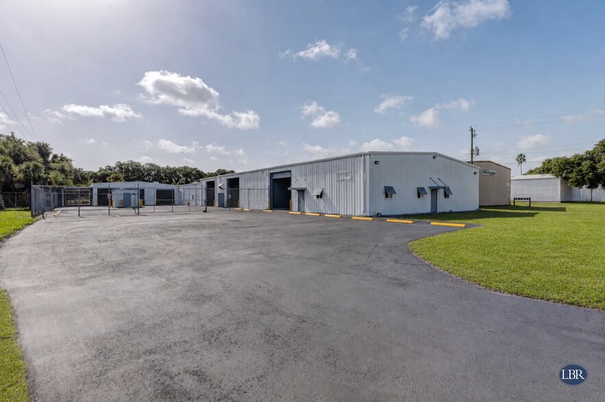 420 Shearer Blvd, Cocoa, FL à louer - Photo de l’immeuble – Image 1 sur 13