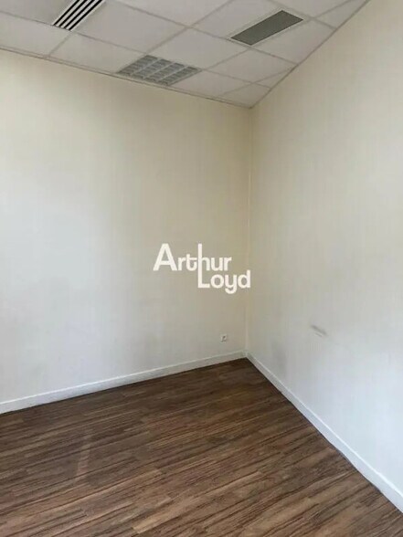 Bureau dans Reims à louer - Photo de l’immeuble – Image 3 sur 7