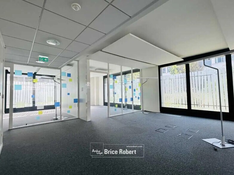 Bureau dans Vaulx-en-Velin à louer - Photo de l’immeuble – Image 3 sur 8