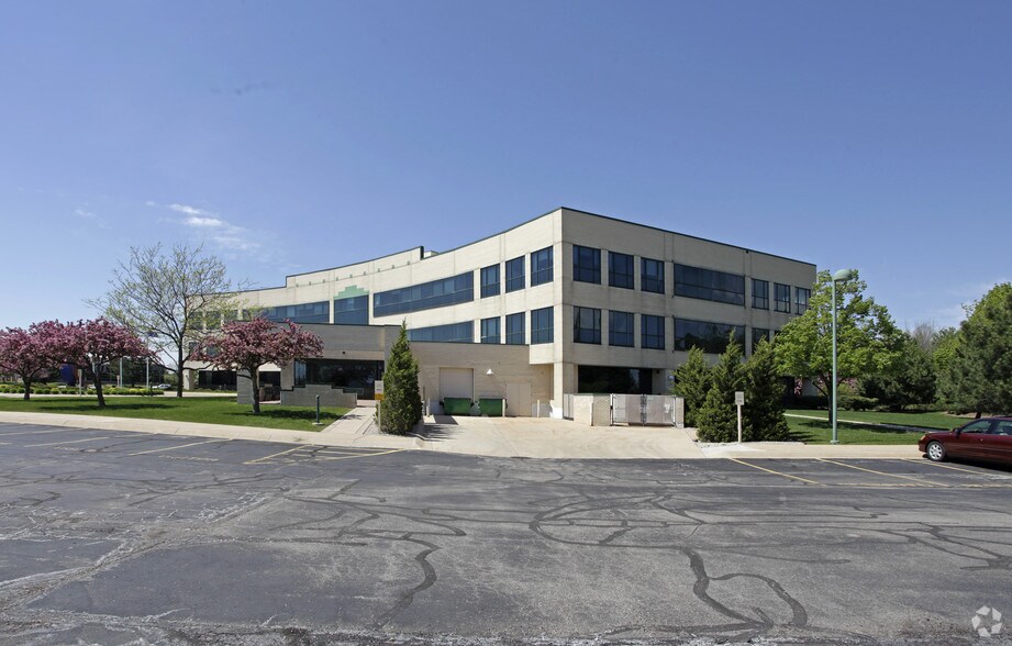 2323 E Capitol Dr, Appleton, WI à louer - Photo de l’immeuble – Image 2 sur 5