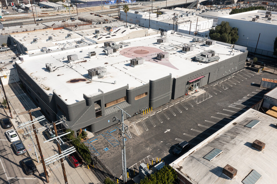634 S Mateo St, Los Angeles, CA à louer - Photo de l’immeuble – Image 3 sur 13